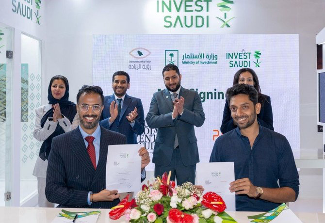 Mansour al-Sanooni, PDG de Saudi India Venture Studio, à gauche, signe un accord avec Siddhartha Bagri, PDG de Pravaig Dynamics, en présence du prince Fahad ben Mansour, lors du sommet de l’Alliance des jeunes entrepreneurs du G20 à New Delhi, le 16 juillet 2023. (Photo Pravaig Dynamics) 