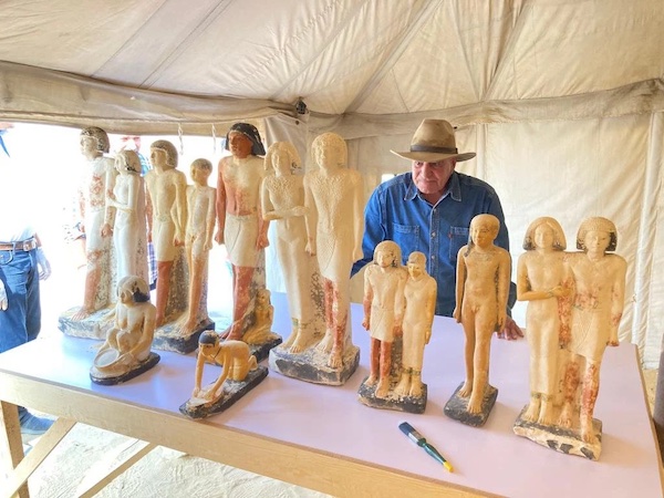 Zahi Hawass et les statues (Photo fournie) 