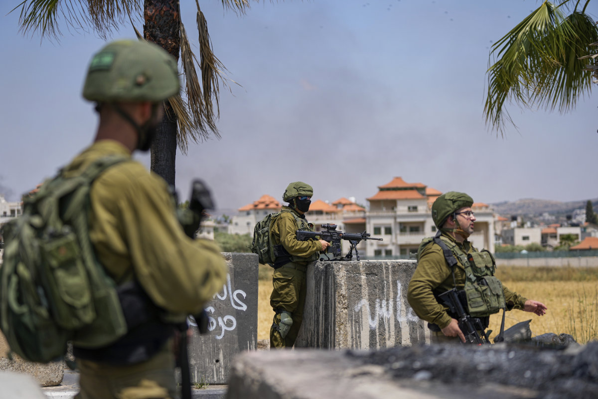 Des soldats israéliens montent la garde à l’entrée de la ville cisjordanienne de Turmus Ayya, le 21 juin 2023. (AP)
