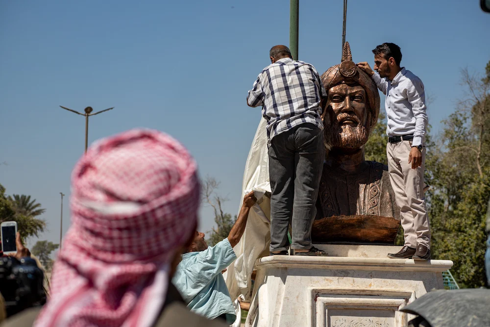 The inauguration of the statue of Caliph Harun al-Rashid, which was previously destroyed by ISIS, in one of the gardens of Raqqa.  (Photo / Ali Ali)