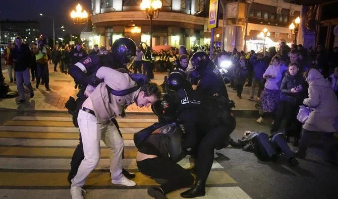 La police anti-émeute arrête des personnes lors d'une manifestation contre la mobilisation à Moscou mercredi (Photo, AP).