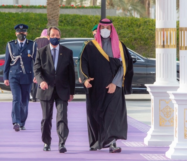 Le prince héritier saoudien Mohammed bin Salman reçoit mardi le président chypriote Nicos Anastasiades au palais Al-Yamamah à Riyad. (SPA)