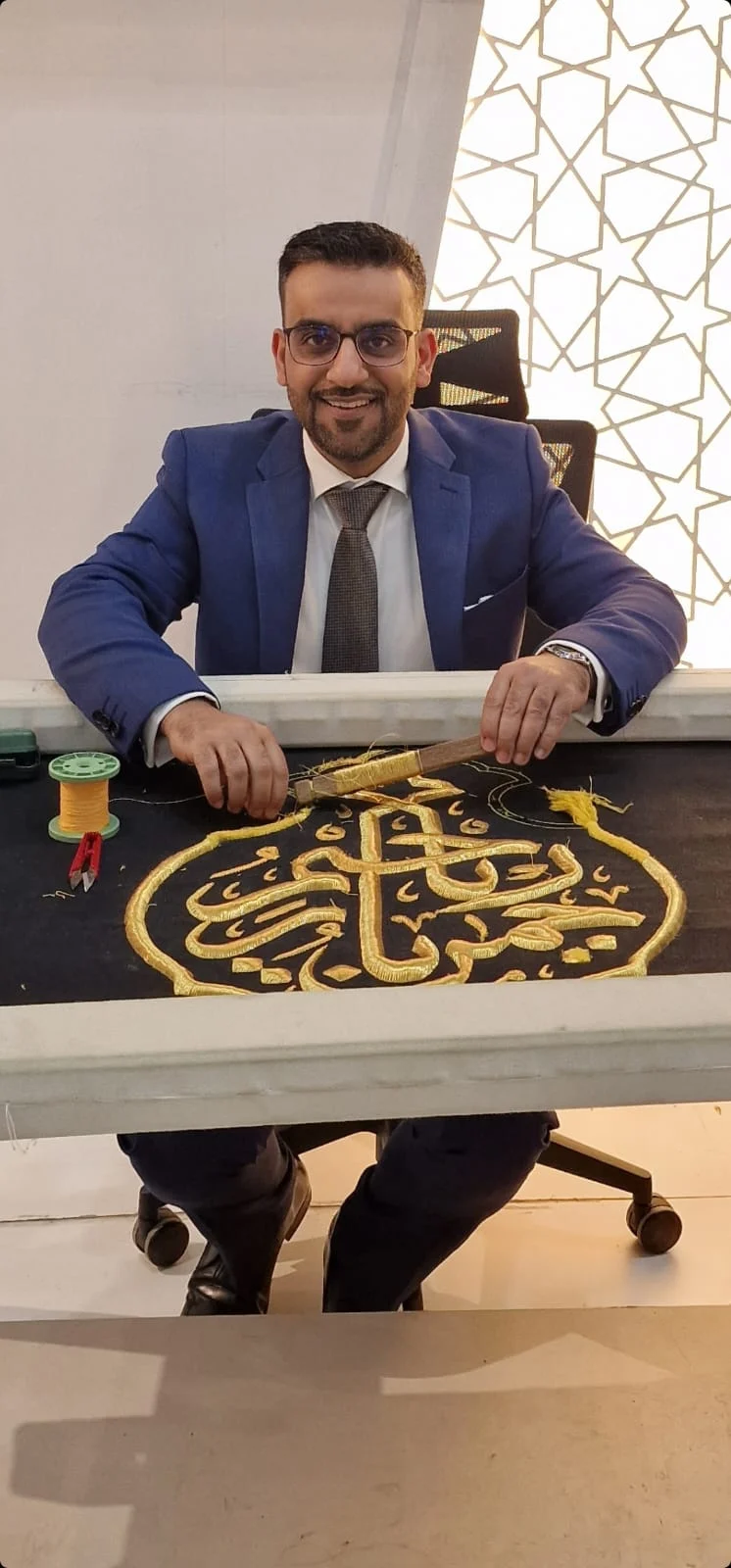 Le PDG du Council of British Hajjis, Rashid Mogradia, s'essaie à la broderie d'un morceau de tissu de la kiswa lors de l'Expo Hajj 2023 à Djeddah. (Photo Fournie)