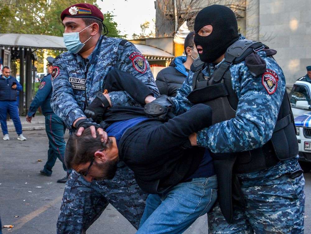 Des policiers arméniens arrêtent un manifestant lors d'un rassemblement contre l'accord conclu avec l'Azerbaïdjan pour mettre fin aux combats dans la région contestée du Haut-Karabakh, à Erevan, le 12 novembre 2020 (Photo, AFP).