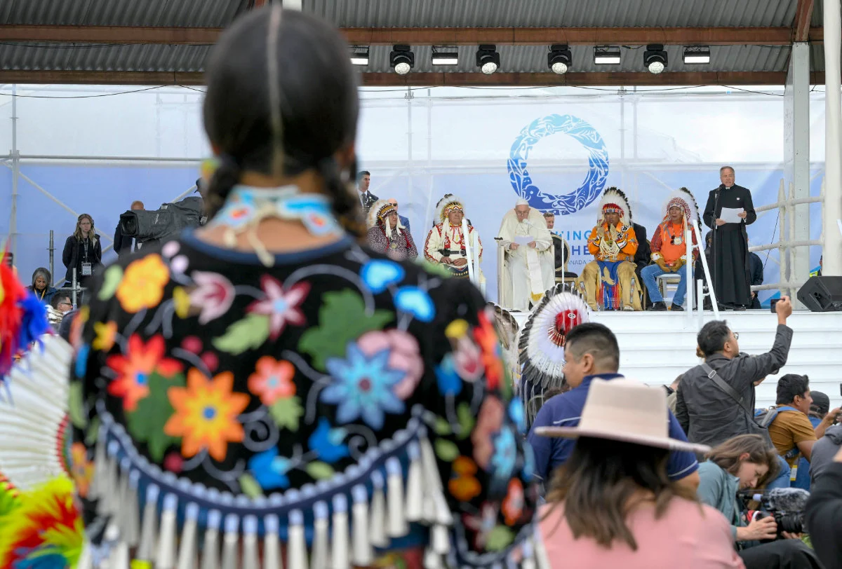 Lors de sa tournée au Canada en juillet dernier, le pape François a présenté ses excuses aux peuples autochtones du Canada pour les décennies d’abus dans les pensionnats dirigés par l’Église catholique. (Images Getty /AFP)