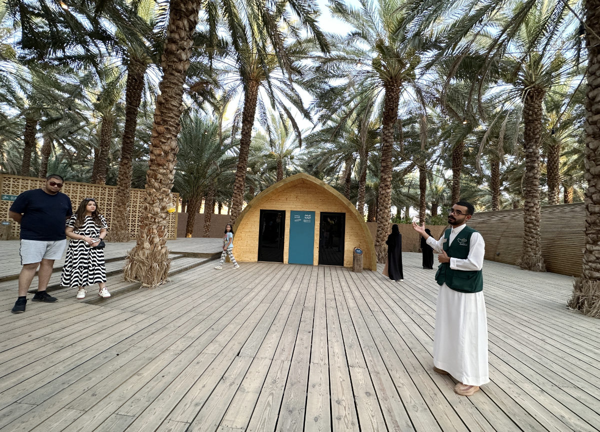 Adel Al-Balawi explique aux visiteurs à propos de Daimumah. (Photo AN par Nada Hameed) 