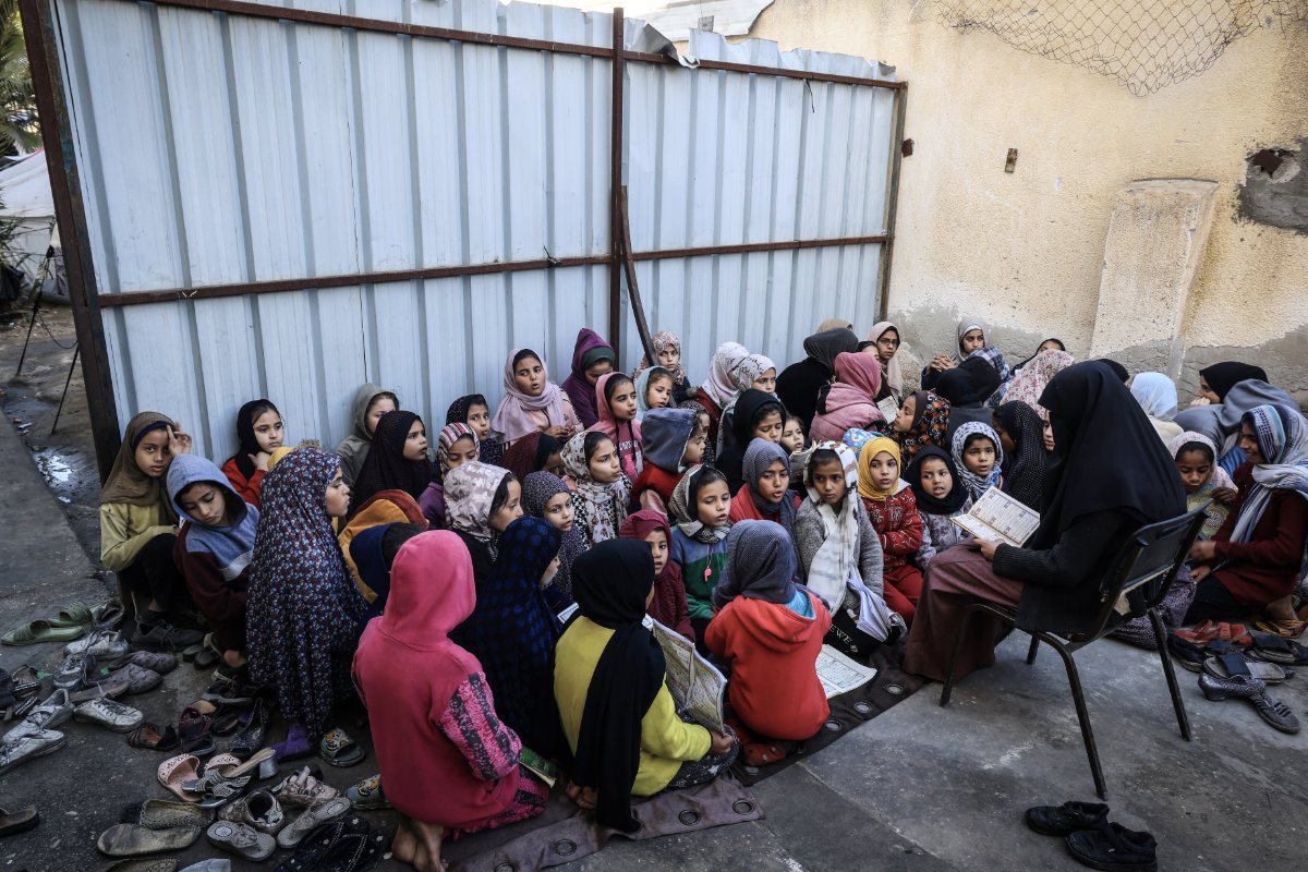 Des enfants palestiniens déplacés assistent à un cours de Coran à l'école Bear al-Saba à Rafah, dans le sud de la bande de Gaza, le 24 janvier 2024, alors que les combats se poursuivent entre Israël et le groupe militant palestinien Hamas (Photo, AFP).