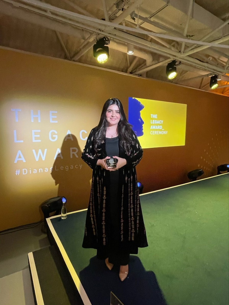 Première femme pakistanaise lauréate du prestigieux Diana Legacy Award, Alizey Khan pose avec son prix à Londres, au Royaume-Uni, le 14 mars 2024. (Photo Fournie)