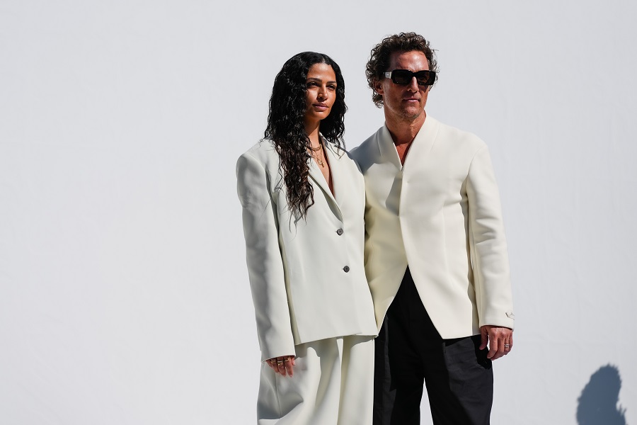 Camila Alves McConaughey et Matthew McConaughey posent à l'extérieur du défilé Jacquemus. (Getty Images)
