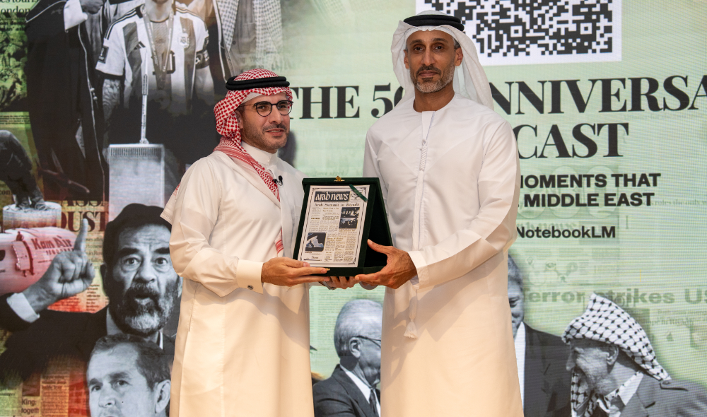Faisal J. Abbas remet à Khalfan Belhoul un souvenir marquant le 50e anniversaire d'Arab News. (Photo AN/Abdurrahman Fahad Bin Shulhub)