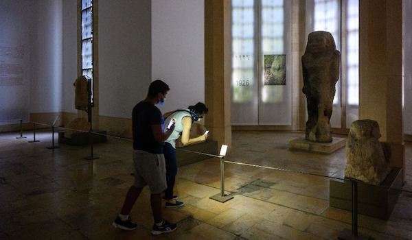 Les visiteurs du Musée national de Beyrouth utilisent leurs téléphones portables pour éclairer les pièces exposées. (Photo AN/Ammar Abd Rabbo)