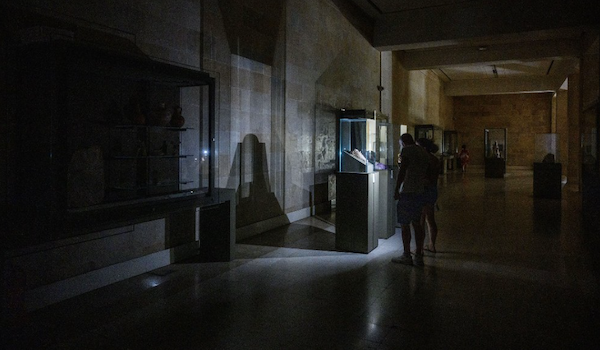 Les touristes découvrent des pièces archéologiques qui remontent aux époques phénicienne et romaine au Musée national de Beyrouth. Il n’y a pas d’électricité au musée en raison de la crise économique. Les visiteurs utilisent la lumière du téléphone portable pour voir les pièces exposées. (Photo AN/Ammar Abd Rabbo)
