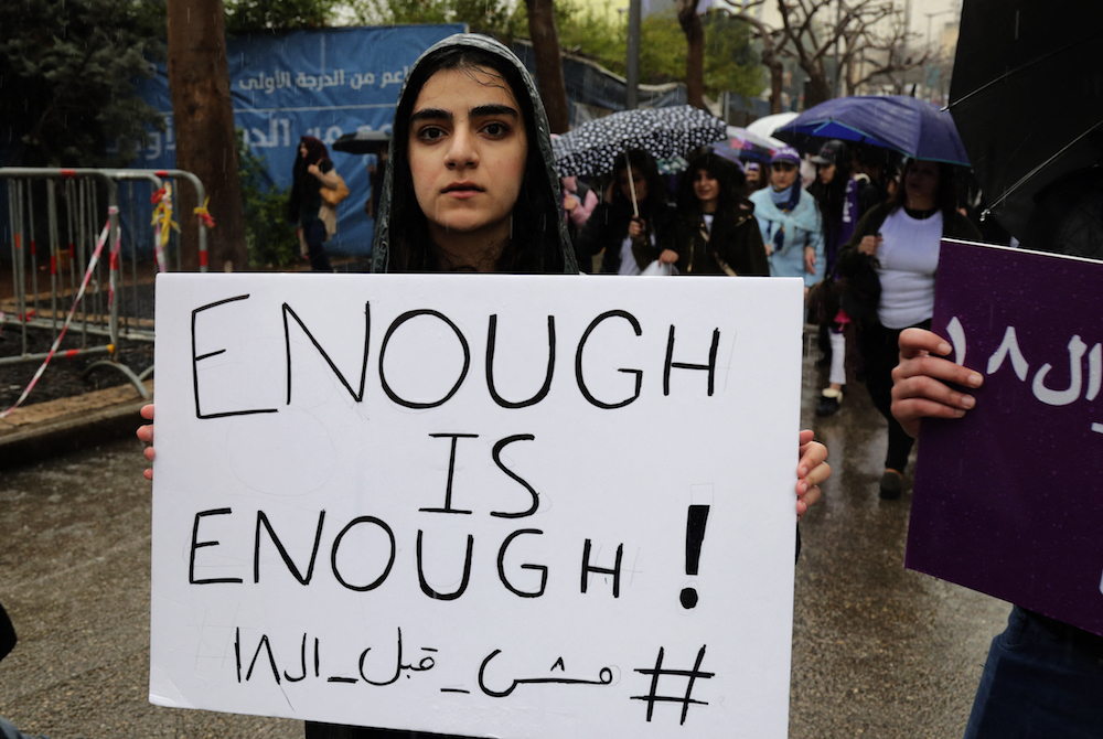 Une femme libanaise porte une pancarte lors d’une marche contre le mariage avant l'âge de 18 ans, dans la capitale du pays, Beyrouth. (AFP/File Photo)