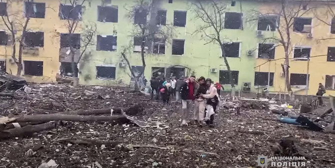 Un Ukrainien blessé lors d’une attaque russe reçoit des soins à l’hôpital central de Mykolaïv, dans l’ouest de l'Ukraine, le 8 mars 2022. (vidéo extraite d’un document de la police/AFP)