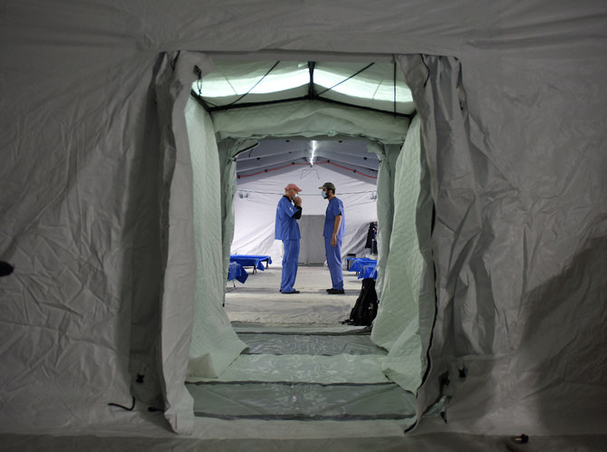 Cette photo montre un hôpital de campagne établi par le groupe de secours américain Samaritan’s Purse dans le parking souterrain d’un centre commercial à Sokilnyky, dans la partie ouest de l’Ukraine. (Yuriy Dyachyshyn/AFP)