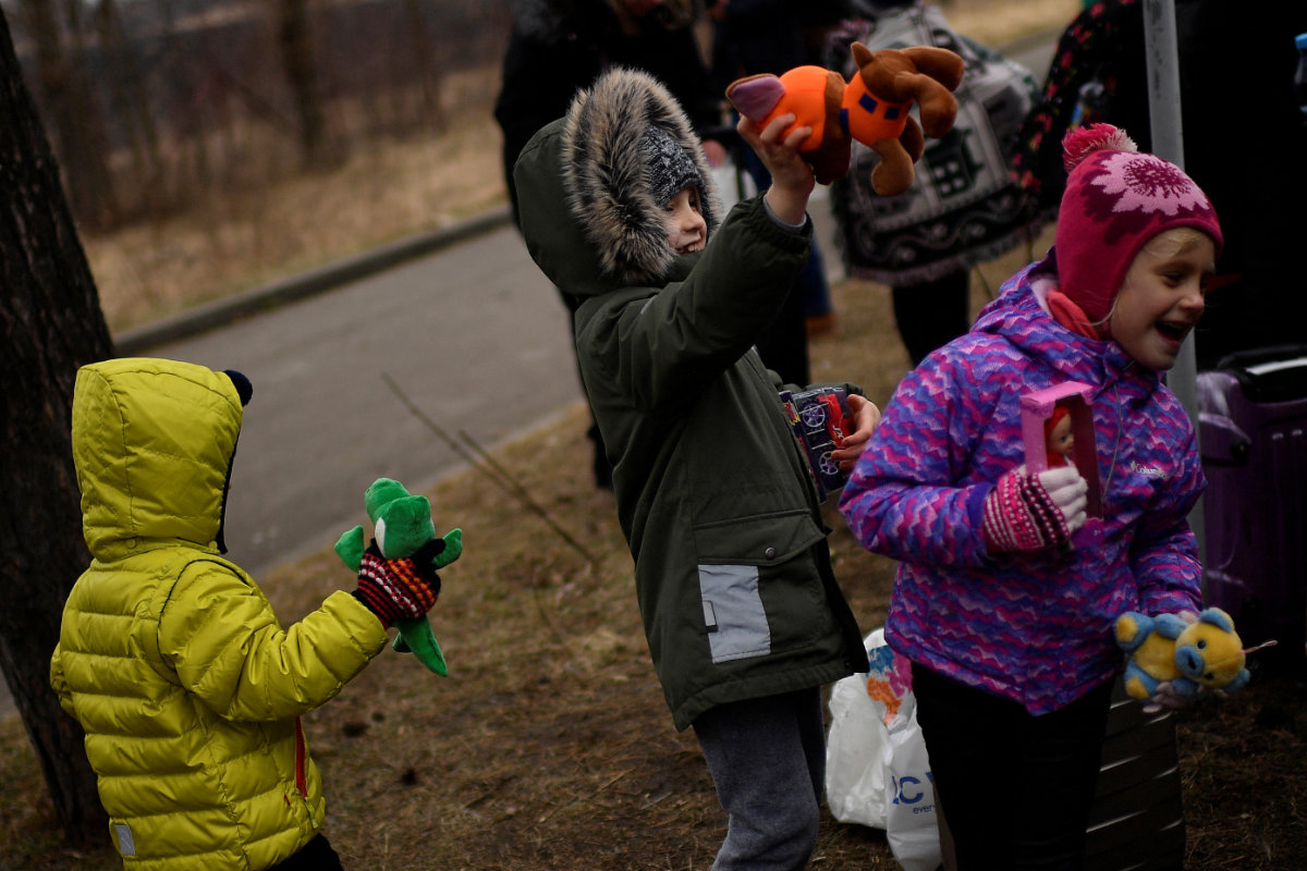 Des enfants déplacés par la guerre en Ukraine jouent au centre caritatif de Siret, en Roumanie, le 16 mars 2022. (Clodagh Kilcoyne/Reuters)