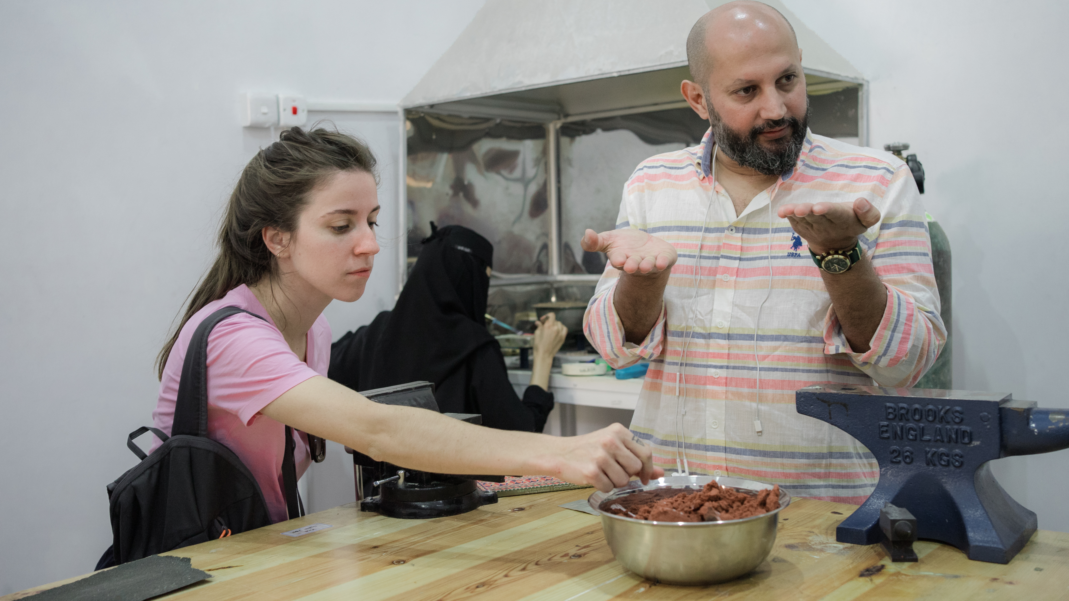 Les artistes Laura Sellies et Rashed AlShashai visitent le Madrasat AdDeera, le centre d'art et de design d'AlUla (Photo The Nabataean Studio)