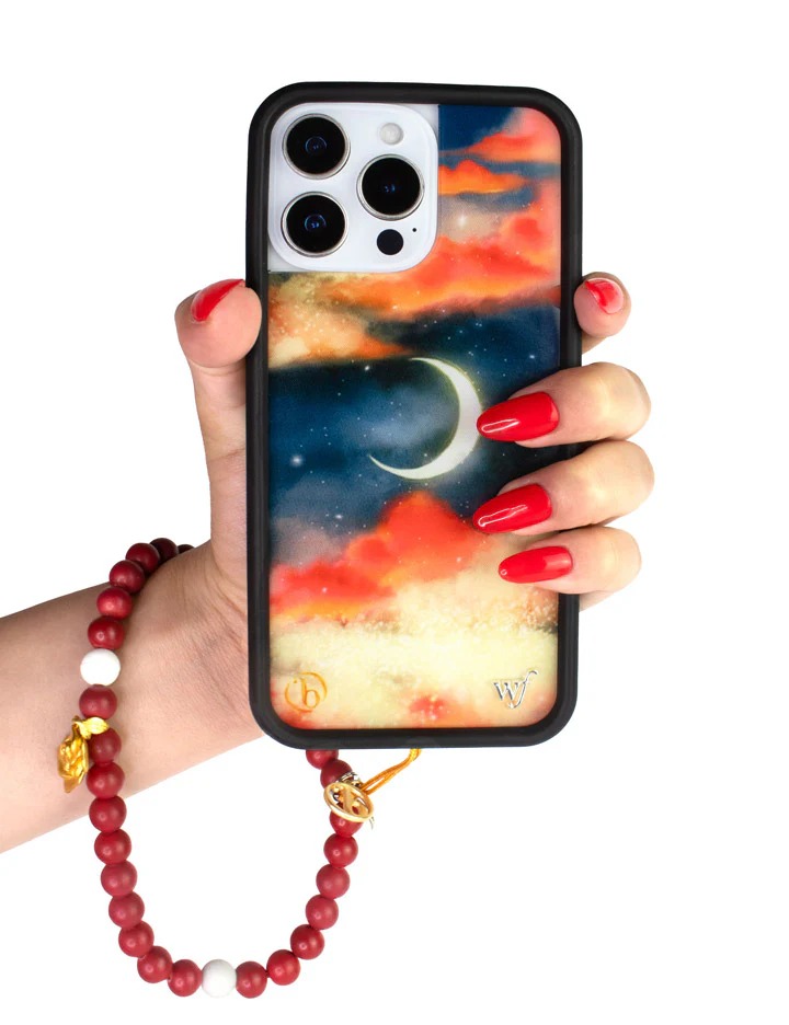 Bella Hadid s'est associée à Sydney et Devon Lee Carlson, cofondateurs de Wildflower Cases, pour lancer une collaboration en édition limitée comprenant deux nouveaux produits de rêve : un étui pour iPhone et un "Scentable Wristlet". (Instagram)