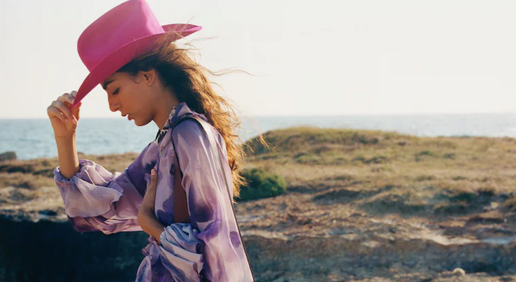 Nora Attal habillée par Blumarine pour la campagne de Luisa Via Roma. (Photo fournie)