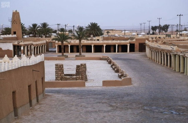 Les visiteurs du festival peuvent visiter le palais historique du roi Abdelaziz, les puits, les routes et les monuments historiques, en empruntant des itinéraires et des chemins préétablis. (SPA)