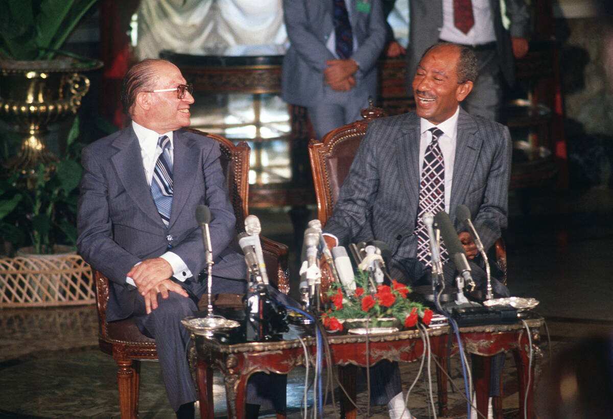 Le Premier ministre israélien Menahem Begin (gauche) et le président égyptien Anouar el-Sadate conversent et plaisantent lors d'une rencontre en juillet 1979 à Alexandrie. AFP