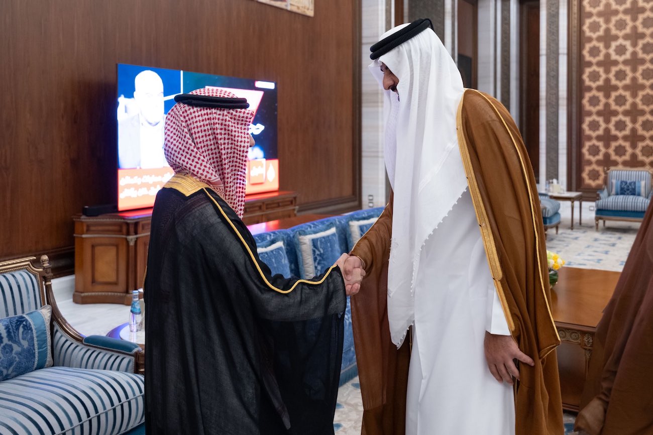 Le ministre des Affaires étrangères de l'Arabie saoudite, le prince Faisal bin Farhan, serre la main de l'émir du Qatar, Cheikh Tamim bin Hamad Al-Thani. (@KSAMOFA)