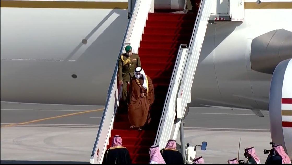 Premier à fouler le sol saoudien,  le prince héritier Salman bin Hamad Al-Khalifa (Capture d'écran)