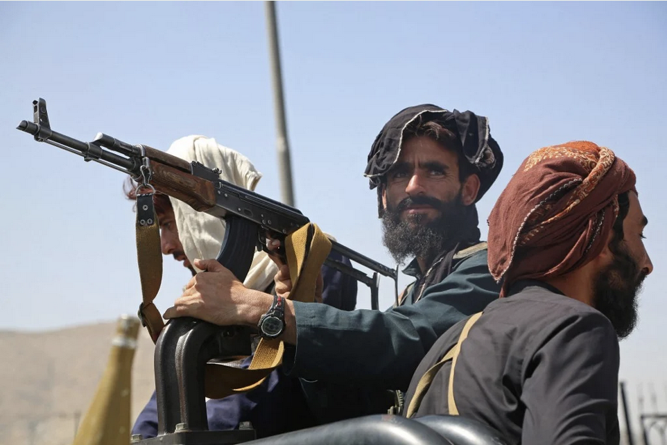 Des combattants talibans montent la garde dans un véhicule au bord de la route à Kaboul le 16 août 2021, après une fin étonnamment rapide à la guerre de 20 ans en Afghanistan. (Archive/AFP)