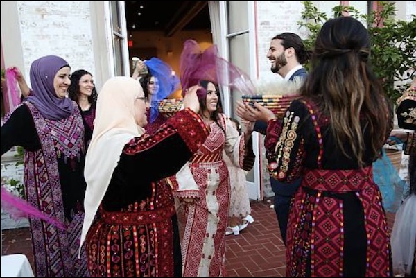 Palestiniennes en robes brodées (© Wafaa Abu Gulmee, Palestine, 2020)
