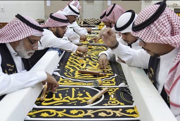 Un artisan saoudien brode une calligraphie arabe au fil d'or sur un drap pour couvrir la Kaaba à la manufacture Kiswa de la ville sainte de La Mecque. Le 14 décembre 2021, l'UNESCO a ajouté la calligraphie arabe, une tradition clé dans les mondes arabe et islamique, à sa liste du patrimoine culturel immatériel. (Khaled Desouki / AFP)