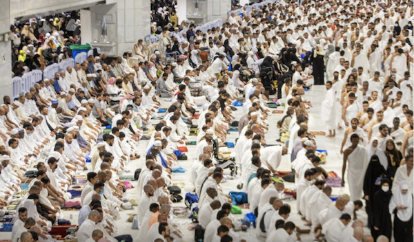 Des fidèles prient à la Grande Mosquée de La Mecque lors de la 27e nuit du Ramadan. (@ReasahAlharmain)