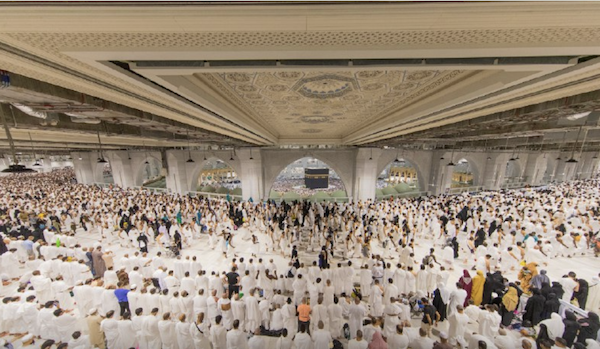 Des fidèles prient à la Grande Mosquée de La Mecque lors de la 27e nuit du Ramadan. (@ReasahAlharmain)