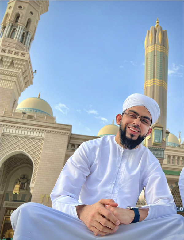 Le Dr. Hussain Anwar assis dans la cour de la mosquée du prophète à Médine. (Photo fournie)