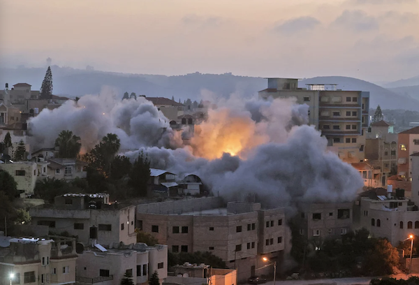 L’armée israélienne met le feu à la maison familiale de Diaa Hamarsha, un Palestinien qui a tué cinq personnes en mars lors d’une attaque à l’arme à feu à Bnei Brak, dans le village de Yabad près de la ville occupée de Jénine en Cisjordanie. (AFP)