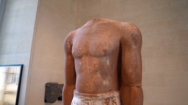 La statue, à laquelle il manque la tête, représente très probablement un roi liyhanite, si ce n'est un prêtre ou un personnage en prière. (Fourni)