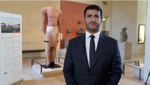 Abdulrahman Alsuhaibani, directeur exécutif par intérim des collections de l'UCR, pose avec la statue au Musée du Louvre à Paris. (Fourni)