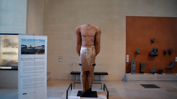 La statue est sculptée dans le grès et positionnée avec ses bras alignés de chaque côté et ses jambes droites. Il lui manque la tête. (Fourni)