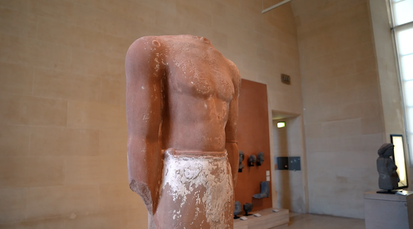 Une statue rare de la période lihyanite, trouvée dans le nord-ouest de l'Arabie saoudite, est dévoilée au Musée du Louvre à Paris. (Fourni)