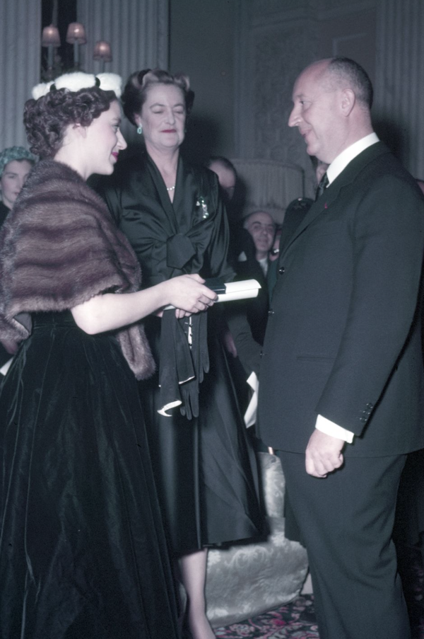 La princesse Margaret (à gauche), accompagnée de la duchesse de Marlborough, remet à Christian Dior un parchemin lui conférant le titre de membre honoraire à vie de la Croix-Rouge britannique.
