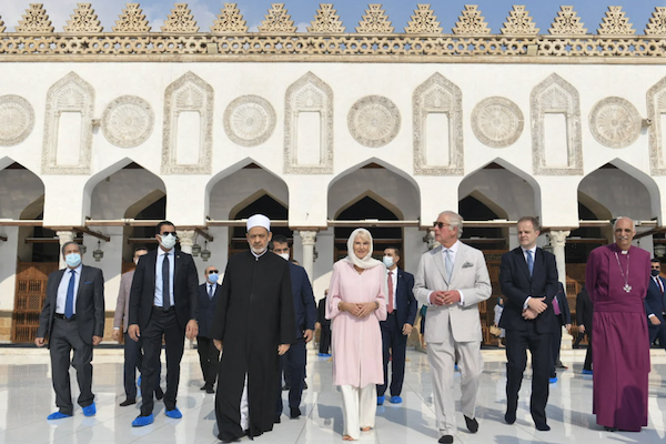 Le cheikh Ahmed Al-Tayeb, grand imam d'al-Azhar, reçoit le prince Charles et Camilla de Grande-Bretagne à leur arrivée à la mosquée du Caire, le 18 novembre 2021. (AFP)