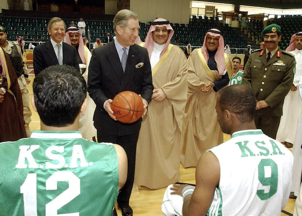 Le prince Charles se prépare avant un match d'entraînement de basket-ball au complexe de la Fédération saoudienne des sports pour les besoins spéciaux, dans la banlieue de Riyad, le 10 février 2004. (AFP)
