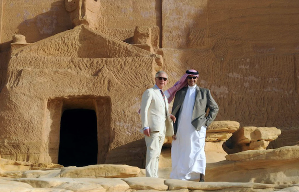 Le prince Charles (3e à droite), accompagné du prince Sultan ben Salmane (4e à droite), alors responsable du tourisme saoudien, visite la ville historique d'AlUla dans la province de Médine, le 11 février 2015. (AFP)