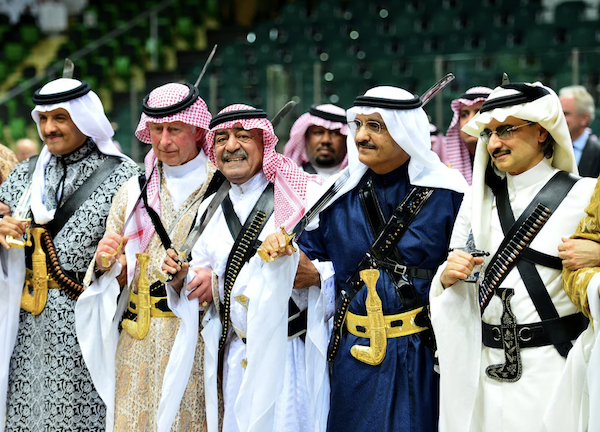 Vêtu d’une tenue arabe traditionnelle, le prince Charles effectue la danse des sabres saoudienne connue sous le nom d'Ardah lors du festival culturel de Janadriyah, près de Riyad, en février 2014. (Reuters)