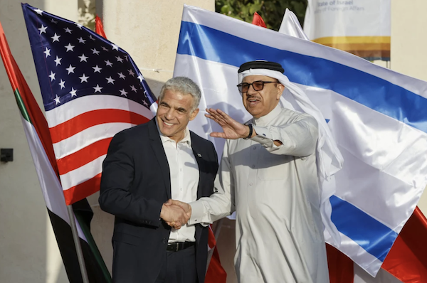 Le ministre israélien des Affaires étrangères, Yair Lapid (G), accueille le ministre bahreïni des Affaires étrangères, Abdullatif ben Rashid al-Zayani, à son arrivée au Sommet du Néguev, à Sde Boker, dans le désert du Néguev, le 27 mars 2022. (AFP/Photo de dossier)