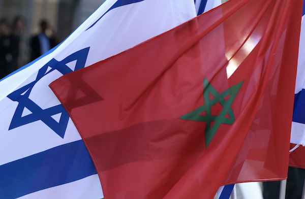 Les drapeaux israélien et marocain sont photographiés lors d'une cérémonie officielle à Tel Aviv, ville côtière méditerranéenne d'Israël. (AFP)
