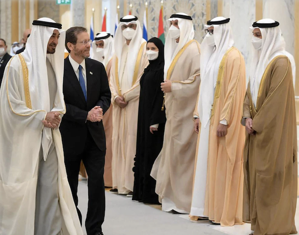 Cheikh Mohammed ben Zayed al-Nahyan (à gauche), à l’époque prince héritier d'Abu Dhabi, recevant le président israélien Isaac Herzog (2e à gauche) à Abu Dhabi au début de l'année. (AFP)