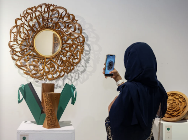 Saudi Scenes est une boutique d'œuvres d'art et de souvenirs, proposant un large éventail de créations parfaites pour un cadeau spécial provenant du pays. À travers des collections d'œuvres d'art, des poteries et des bijoux faits à la main, la boutique présente fièrement son patrimoine.