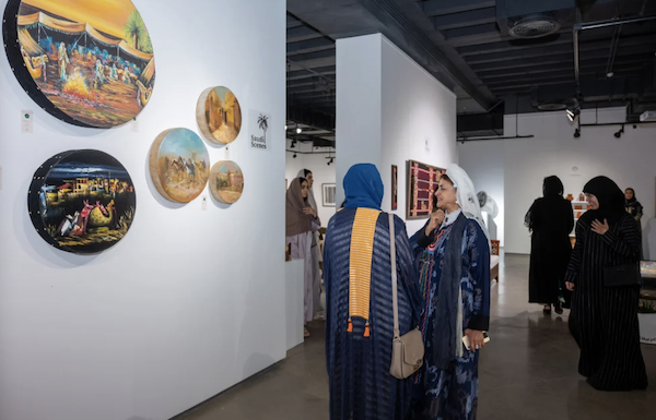Saudi Scenes est une boutique d'œuvres d'art et de souvenirs, proposant un large éventail de créations parfaites pour un cadeau spécial provenant du pays. À travers des collections d'œuvres d'art, des poteries et des bijoux faits à la main, la boutique présente fièrement son patrimoine.