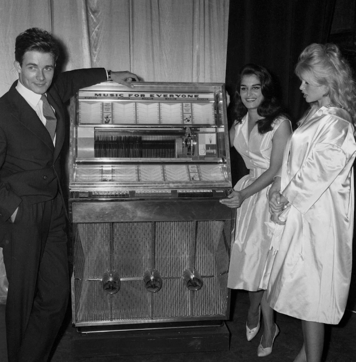 L'acteur français Jacques Charrier pose avec sa femme, l'actrice Brigitte Bardot (à droite) et Dalida lors de la première du spectacle "Jukebox" de Dalida en 1959. (Getty Images)