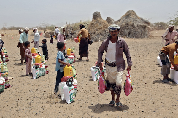 Des Yéménites affamés et déplacés par le conflit reçoivent une aide alimentaire. (AFP)